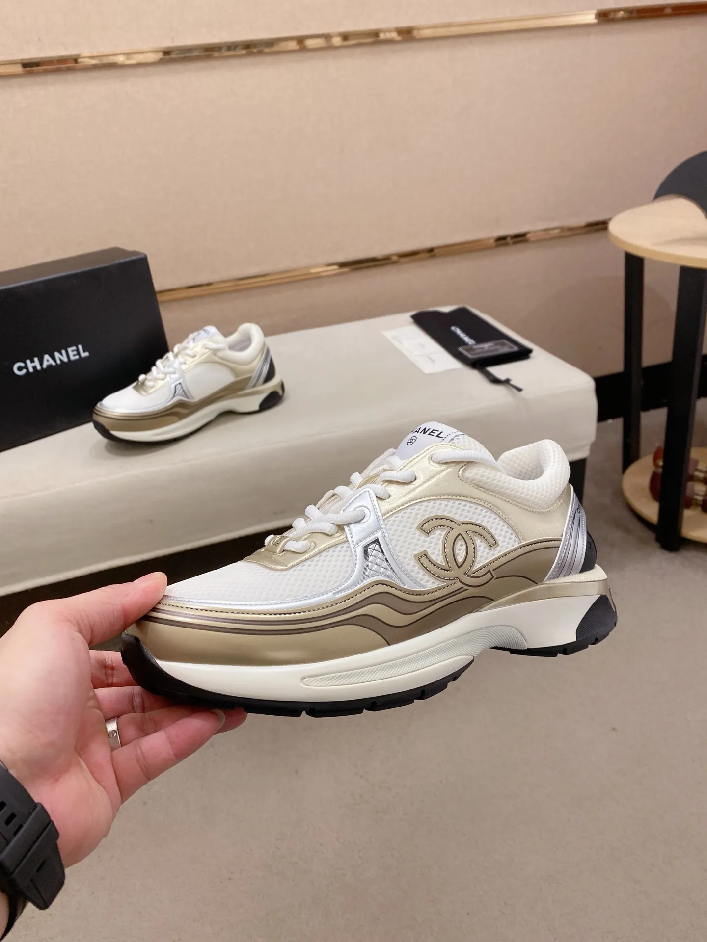 Factory price: 620💰 Chanel Chanel - 2026 counter top casual sports shoes This classic design; the upper is electro-embroidered with a variety of techniques; the outsole is fashionable and sporty; the extraordinary inclusion of a variety of color matching elements... The diversified mix and match is very beautiful and versatile, casual, fashionable, sports and outdoor can be taken into account... ꫛꫀꪝ Go➫ Material: ❶Upper is made of: Original imported high-mercerized smooth cow suede + special anti-mesh fabric ❷Inner use: original imported breathable mesh ❸Outsole based on: original TPU combination outsole Full set of boutique packaging for women 35–41 men 38-45